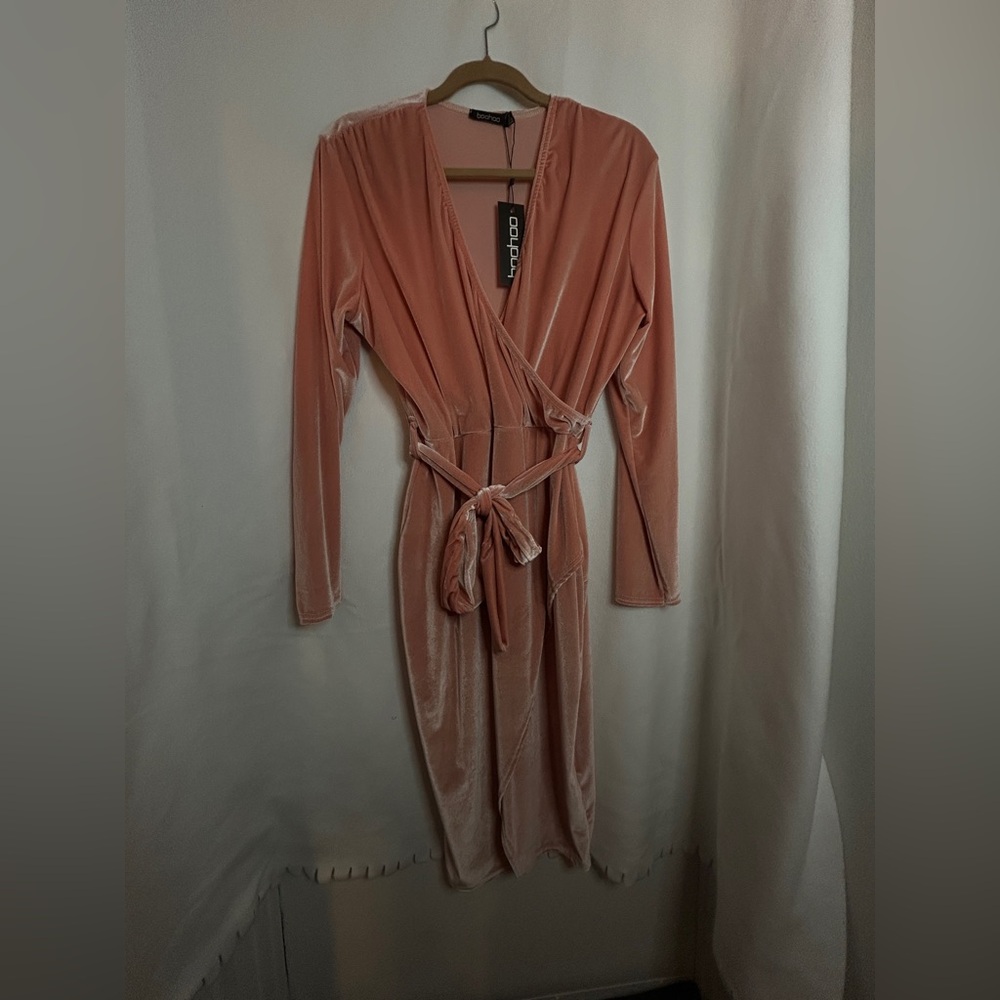 Boohoo PLUS SIZE Velvet Midi wrap Dress BLUSH- size 16 plunging neck line bow